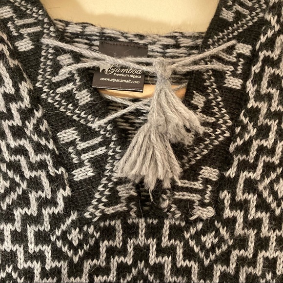 Alpaca grey black geometric pattern hoodie sweater - Picture 3 of 7